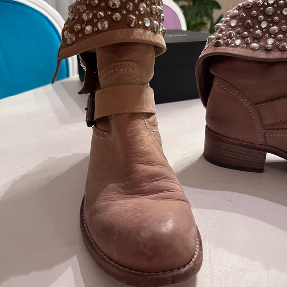 Ankle boots with studded flaps. - Picture 12 of 14